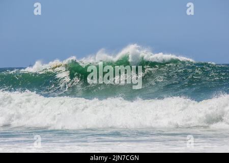 Wellen Sie am Rudder Beach an der Codaba in Rio de Janeiro Stockfoto