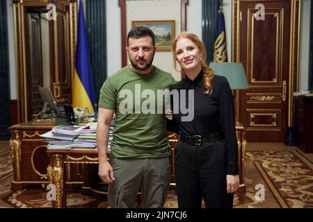 Kiew, Ukraine. 07. August 2022. Der ukrainische Präsident Wolodymyr Zelenskyy, links, posiert mit der Oscar-prämierten amerikanischen Schauspielerin Jessica Chastain während eines persönlichen Treffens im Mariinskyi-Palast am 7. August 2022 in Kiew, Ukraine. Früher am Tag besuchten die Chasten das Okhmatdyt Kinderkrankenhaus. Quelle: Sarsenov Daniiar/Ukraine Presidency/Alamy Live News Stockfoto