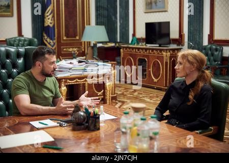 Kiew, Ukraine. 07. August 2022. Der ukrainische Präsident Wolodymyr Zelenskyy, links, unterhielt sich mit der Oscar-prämierten amerikanischen Schauspielerin Jessica Chastain während eines persönlichen Treffens im Mariinskyi-Palast am 7. August 2022 in Kiew, Ukraine. Früher am Tag besuchten die Chasten das Okhmatdyt Kinderkrankenhaus. Quelle: Sarsenov Daniiar/Ukraine Presidency/Alamy Live News Stockfoto