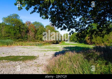 9. August 2022 - London, Großbritannien, der Zierwasserteich im Wanstead Park trocknete aufgrund der Hitzewellen und der hohen Temperaturen in der Stadt aus Stockfoto