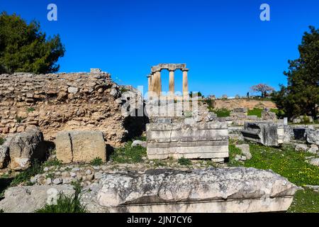 Apollotempel im antiken Korinth Griechenland von unten aus gesehen in den ausgegrabenen Ruinen mit nicht identifizierbaren Touristen, die oben und oben Fotos machen Stockfoto