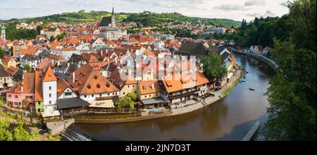 Cesky Krumlov, Tschechische Republik (6.. August 2022) - Blick von der Burg auf die wunderschöne mittelalterliche Altstadt mit der Moldau Stockfoto