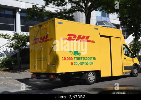 Köln, Deutschland. 08. August 2022. Am Straßenrand steht ein StreetScooter Work XL auf Basis des Ford Transit als Paketzusteller des Logistikunternehmens DHL. Quelle: Horst Galuschka/dpa/Horst Galuschka dpa/Alamy Live News Stockfoto