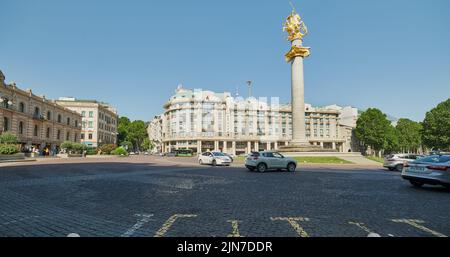 Freedom Square oder Liberty Square im Zentrum von Tiflis, Georgia. Tageslichtaufnahme des Liberty Monument, in dem St. George den Drachen tötet Stockfoto