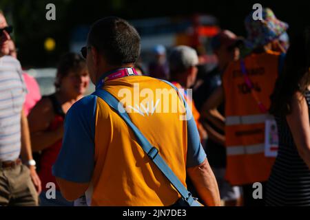 Ein Freiwilliger begleitet die Öffentlichkeit bei der Abschlussfeier der Commonwealth Games 2022 in Birmingham, England. Das Logo der „Commonwealth Games Federation“ ist auf seinem Hemd zu sehen. Tausende von Freiwilligen traten dem „Commonwealth Collective“ bei, um die Spiele zu liefern Stockfoto