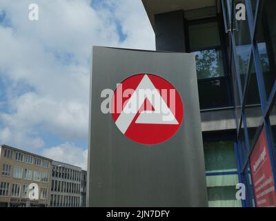 Köln, Deutschland. 05. August 2022. Logo der Bundesagentur für Arbeit, abgekürzt BA oder Agentur für Arbeit, ehemals Bundesanstalt für Arbeit Quelle: Horst Galuschka/dpa/Horst Galuschka dpa/Alamy Live News Stockfoto