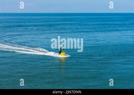 Herne Bay, Kent, Großbritannien - 7 2022. August: Blauer Himmel und warme Temperaturen, an denen an einem Augustwochenende viele Menschen an die Küste strömen. Stockfoto