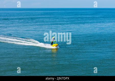 Herne Bay, Kent, Großbritannien - 7 2022. August: Blauer Himmel und warme Temperaturen, an denen an einem Augustwochenende viele Menschen an die Küste strömen. Stockfoto