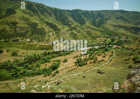 Vardzia Höhlenkloster im Süden Georgiens, ausgegraben von den Hängen des Erusheti-Gebirges am linken Ufer des Flusses Kura, Tageslichtansicht Stockfoto