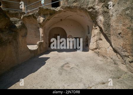 Vardzia Höhlenkloster im Süden Georgiens, ausgegraben von den Hängen des Erusheti-Gebirges am linken Ufer des Flusses Kura, Tageslichtansicht Stockfoto