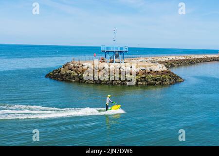 Herne Bay, Kent, Großbritannien - 7 2022. August: Blauer Himmel und warme Temperaturen, an denen an einem Augustwochenende viele Menschen an die Küste strömen. Stockfoto