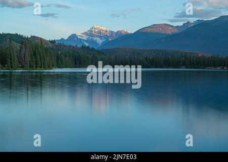 Sonnenuntergang am Beauvert Lake und Mount Edith Cavell, Jasper Nationalpark, Alberta, Kanada. Stockfoto