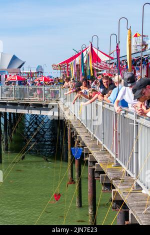 Herne Bay, Kent, Großbritannien - 7 2022. August: Blauer Himmel und warme Temperaturen, an denen an einem Augustwochenende viele Menschen an die Küste strömen. Stockfoto