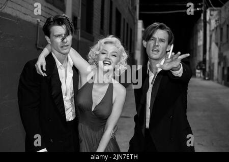 VERÖFFENTLICHUNGSDATUM: 28 September, 2022. TITEL: Blond. STUDIO: Plan B Unterhaltung. REGISSEUR: Andrew Dominik. HANDLUNG: Eine fiktionalisierte Chronik des inneren Lebens von Marilyn Monroe. MIT XAVIER SAMUEL als Cass Chaplin, ANA DE ARMAS als Marilyn Monroe, EVAN WILLIAMS als Eddy G. Robinson Jr. (Kreditbild: © Plan B Entertainment/Entertainment Picturs) Stockfoto