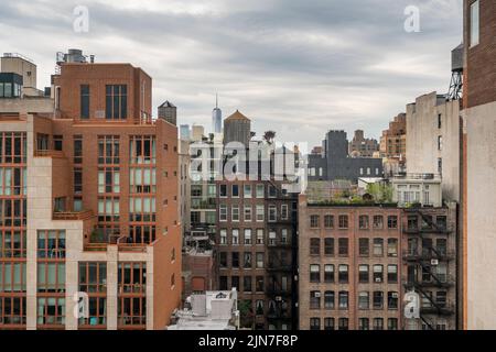 Gebäude, Wassertanks und andere Strukturen im New Yorker Stadtteil Chelsea am Samstag, den 30. Juli 2022. (© Richard B. Levine) Stockfoto