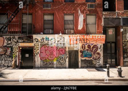 Am Samstag, den 30. Juli 2022, wurde der Einzelhandel im Viertel Lower East Side in New York zur Miete verwüstet. (© Richard B. Levine) Stockfoto