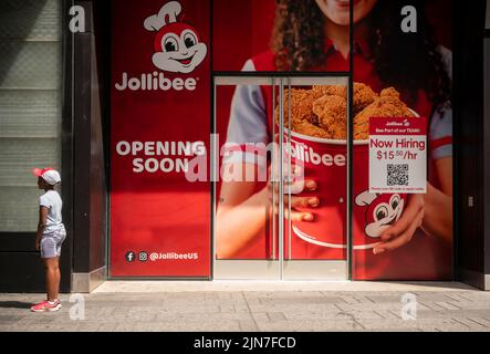 Ein Schild vor dem zukünftigen Haus eines Jollibee Filipino Fast-Food-Restaurants am Times Square in New York wirbt damit, dass es vor seiner Eröffnung am Sonntag, dem 31. Juli 2022, ein Restaurant anstellt. (© Richard B. Levine) Stockfoto