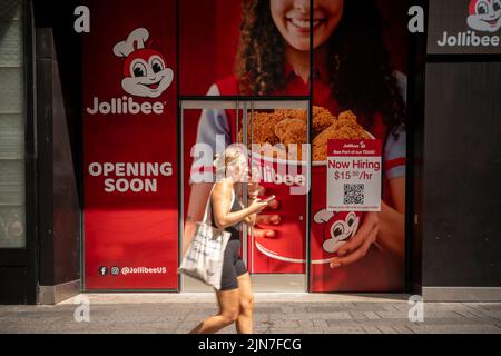 Ein Schild vor dem zukünftigen Haus eines Jollibee Filipino Fast-Food-Restaurants am Times Square in New York wirbt damit, dass es vor seiner Eröffnung am Sonntag, dem 31. Juli 2022, ein Restaurant anstellt. (© Richard B. Levine) Stockfoto