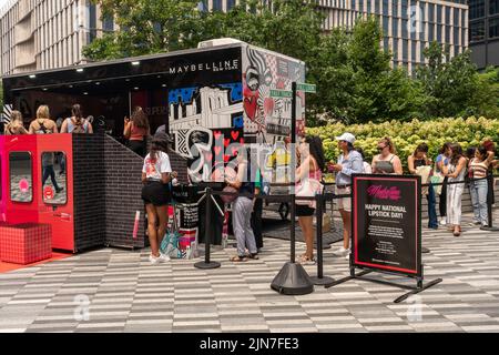 Besucher feiern den National Lipstick Day am Donnerstag, den 28. Juli 2022, bei einer Maybelline Pop-up-Branding-Aktivierung in Hudson Yards in New York. Die Besucher wurden mit kostenlosen Produktmustern, einem „Lippenaufschub“ und anderen Attraktionen verwöhnt. Maybelline ist eine Marke von L’Oreal. (© Richard B. Levine) Stockfoto