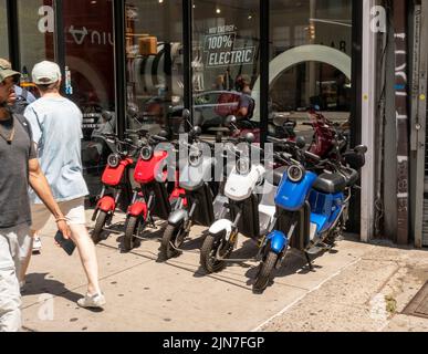 Ein Niu Scooter-Verkaufs- und Servicegeschäft auf der Lower East Side von New York am Samstag, den 30. Juli 2022. .(© Richard B. Levine) Stockfoto