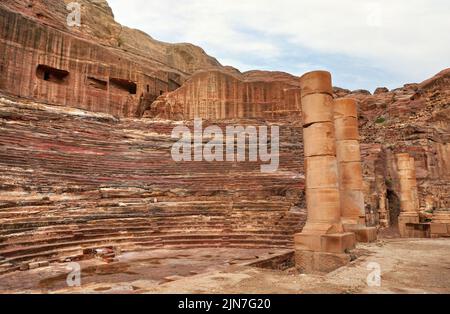 Ruinen des nabataischen Amphitheaters oder offenes Theater in Petra, Jordanien Stockfoto