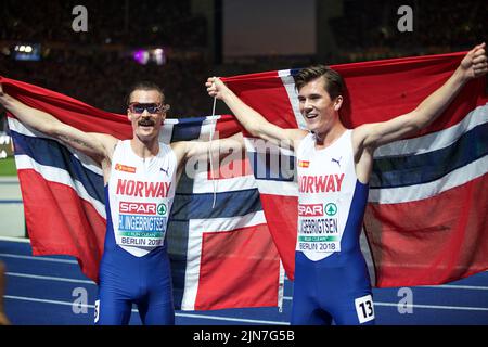 Henrik Ingebrigtsen und Jakob Ingebrigtsen mit der Flagge seines Landes bei den Leichtathletik-Europameisterschaften in Berlin 2018. Stockfoto