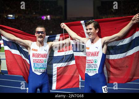 Henrik Ingebrigtsen und Jakob Ingebrigtsen mit der Flagge seines Landes bei den Leichtathletik-Europameisterschaften in Berlin 2018. Stockfoto