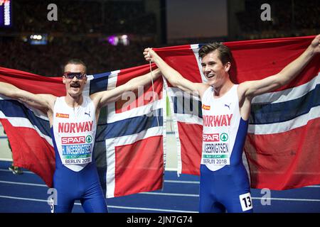 Henrik Ingebrigtsen und Jakob Ingebrigtsen mit der Flagge seines Landes bei den Leichtathletik-Europameisterschaften in Berlin 2018. Stockfoto