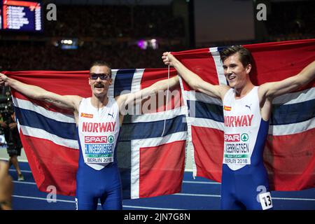 Henrik Ingebrigtsen und Jakob Ingebrigtsen mit der Flagge seines Landes bei den Leichtathletik-Europameisterschaften in Berlin 2018. Stockfoto