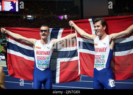 Henrik Ingebrigtsen und Jakob Ingebrigtsen mit der Flagge seines Landes bei den Leichtathletik-Europameisterschaften in Berlin 2018. Stockfoto