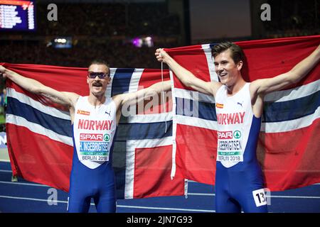 Henrik Ingebrigtsen und Jakob Ingebrigtsen mit der Flagge seines Landes bei den Leichtathletik-Europameisterschaften in Berlin 2018. Stockfoto