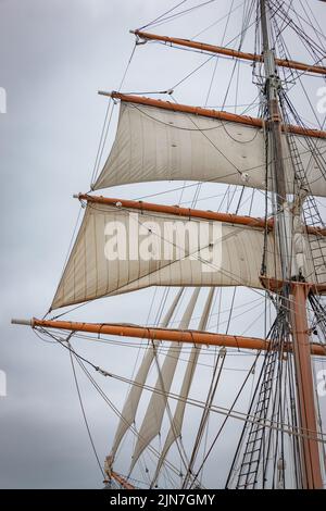 Vorgewebesegel und ausgewählte Segel wurden auf einem großen Schiff aus dem 19.. Jahrhundert entfaltet Stockfoto