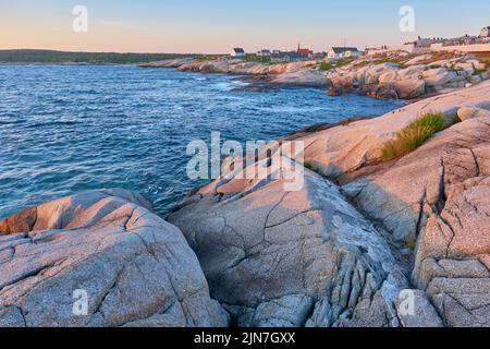 Foto von Peggy's Cove Nova Scotia, das am späten Nachmittag kurz vor Sonnenuntergang im Sommer aufgenommen wurde. Stockfoto