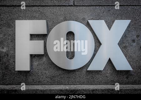 USA. 09. August 2022. Festzelt am Haupteingang des FOX News Headquarters in Manhattan. (Foto von Erik McGregor/Sipa USA) Quelle: SIPA USA/Alamy Live News Stockfoto