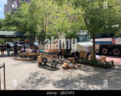 Am Donnerstag, den 4. August 2022, bereiten die Arbeiter FedEx-Lieferungen für den Vertrieb im New Yorker Stadtteil Chelsea vor. (© Richard B. Levine) Stockfoto