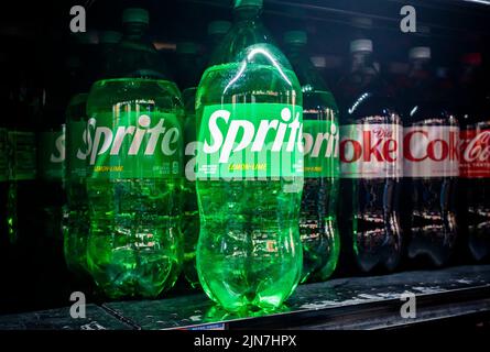 Am Samstag, den 5. August 2022, werden in einem Supermarktregal in New York Sprite-Flaschen in ihrem grünen Kunststoff gesehen. Nach über 60 Jahren wird die Marke Sprite von Coca-Cola im Gegensatz zum Grün in den leichter wiederverwertbaren klaren Kunststoff abgefüllt. Obwohl der grüne Kunststoff recyclingfähig war, musste er von anderen Wertstoffen getrennt werden. (© Richard B. Levine) Stockfoto