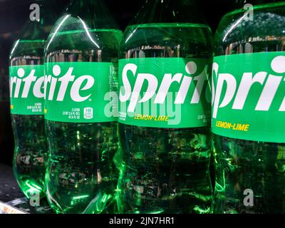 Am Samstag, den 5. August 2022, werden in einem Supermarktregal in New York Sprite-Flaschen in ihrem grünen Kunststoff gesehen. Nach über 60 Jahren wird die Marke Sprite von Coca-Cola im Gegensatz zum Grün in den leichter wiederverwertbaren klaren Kunststoff abgefüllt. Obwohl der grüne Kunststoff recyclingfähig war, musste er von anderen Wertstoffen getrennt werden. (© Richard B. Levine) Stockfoto