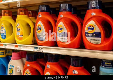 Kannen von Procter & Gamble's Gezeitenreiniger auf einem Supermarktregal in New York am Freitag, den 5. August 2022. Tide ist das weltweit meistverkaufte Waschmittel. (© Richard B. Levine) Stockfoto