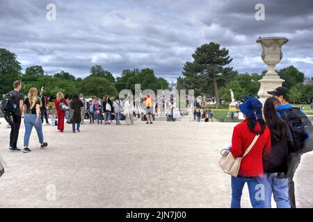 Paris, Frankreich - 26. Mai 2022: Blick auf den Jardin des Tuileries mit zahlreichen Bewegungen verschwommener Fußgänger zum Place de la Concorde Stockfoto