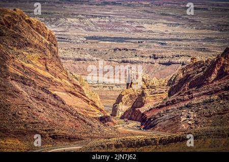 US 50 - ein transkontinentaler Highway in den USA, der sich durch den dramatischen San Rafel Canyon von Utah schlängelt und sich so weit das Auge reicht Stockfoto