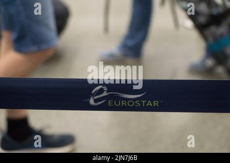 London, Großbritannien, 9. August 2022: Passagiere von Eurostar werden wegen der langsamen Check-in-Zeiten und der Verspätung bei der Sicherheitskontrolle aufgrund von Personalmangel gewarnt, frühzeitig für ihre Zugabfahrt einzutreffen. Einige Züge fahren aufgrund des heißen Wetters auch spät. Anna Watson/Alamy Live News Stockfoto