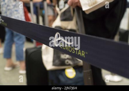 London, Großbritannien, 9. August 2022: Passagiere von Eurostar werden wegen der langsamen Check-in-Zeiten und der Verspätung bei der Sicherheitskontrolle aufgrund von Personalmangel gewarnt, frühzeitig für ihre Zugabfahrt einzutreffen. Einige Züge fahren aufgrund des heißen Wetters auch spät. Anna Watson/Alamy Live News Stockfoto