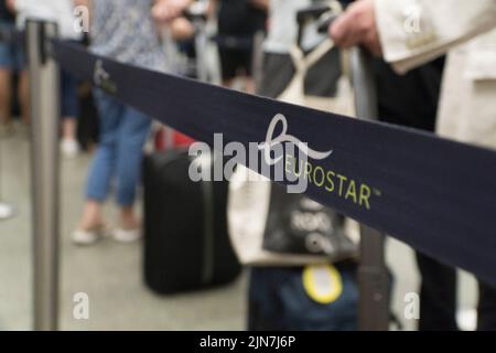 London, Großbritannien, 9. August 2022: Passagiere von Eurostar werden wegen der langsamen Check-in-Zeiten und der Verspätung bei der Sicherheitskontrolle aufgrund von Personalmangel gewarnt, frühzeitig für ihre Zugabfahrt einzutreffen. Einige Züge fahren aufgrund des heißen Wetters auch spät. Anna Watson/Alamy Live News Stockfoto