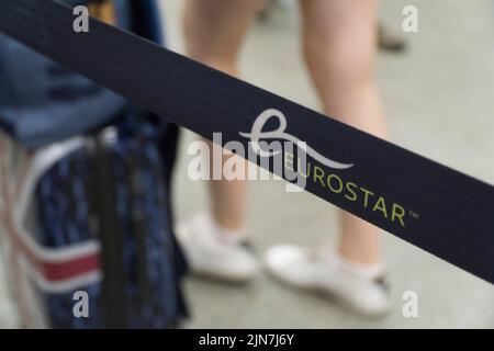 London, Großbritannien, 9. August 2022: Passagiere von Eurostar werden wegen der langsamen Check-in-Zeiten und der Verspätung bei der Sicherheitskontrolle aufgrund von Personalmangel gewarnt, frühzeitig für ihre Zugabfahrt einzutreffen. Einige Züge fahren aufgrund des heißen Wetters auch spät. Anna Watson/Alamy Live News Stockfoto