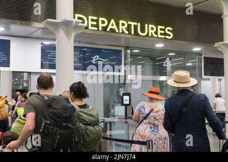 London, Großbritannien, 9. August 2022: Passagiere von Eurostar werden wegen der langsamen Check-in-Zeiten und der Verspätung bei der Sicherheitskontrolle aufgrund von Personalmangel gewarnt, frühzeitig für ihre Zugabfahrt einzutreffen. Einige Züge fahren aufgrund des heißen Wetters auch spät. Anna Watson/Alamy Live News Stockfoto