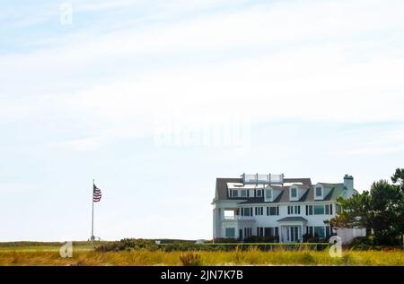 Blick vom Strand auf ein Haus im Kennedy Compound - das Anwesen am Wasser am Cape Cod entlang des Nantucket Sound, das der Familie President Kennedys gehört Stockfoto