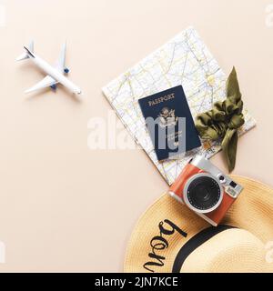 Reise flach Lay mit Pass, Gepäckanhänger und Spielzeug Flugzeug Stockfoto