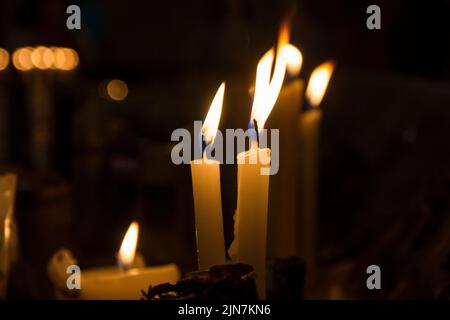 Brennende Kerzen im nördlichen Erscheinungsbild Stockfoto