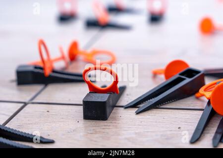 Nahaufnahme des Fliesenausrichtungssystems, das die Fliese in der angegebenen Position hält Stockfoto