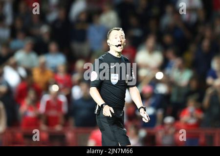 The Valley, London am Dienstag, den 9.. August 2022. Matchschiedsrichter Stuart Attwell beim Carabao Cup-Spiel zwischen Charlton Athletic und Queens Park Rangers am Dienstag, den 9.. August 2022 im The Valley, London. (Kredit: Tom West | MI News) Kredit: MI Nachrichten & Sport /Alamy Live News Stockfoto